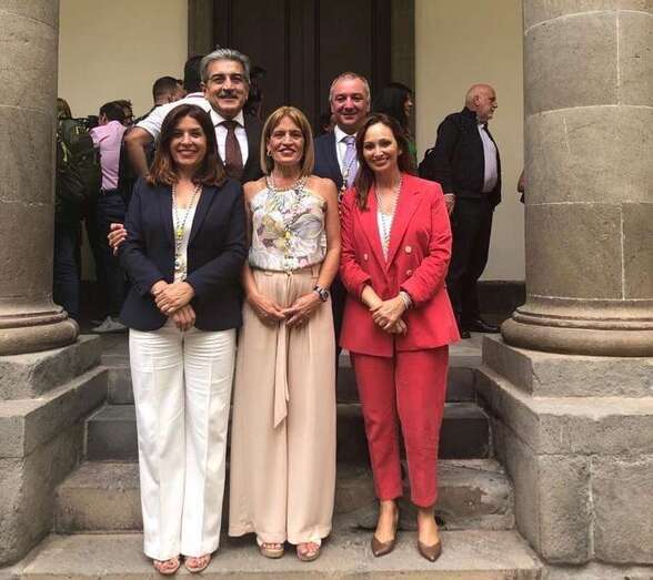 Carmen Hernández, entre los integrantes del grupo parlamentario de Nueva Canarias (Foto TA)
